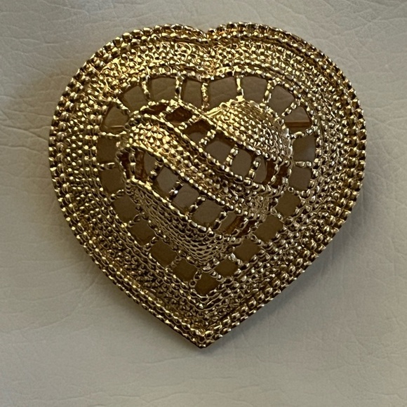 Vintage Nina Ricci golden textured hear brooch, signed w/jewelry pouch 💛 - Picture 3 of 5